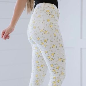 Judy Blue 🌼 Size 7 / 28 mid rise skinny fit jeans, NWT, floral white pattern